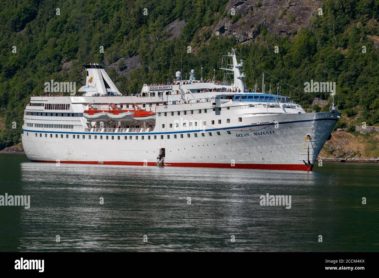 GEIRANGER, NORVÈGE - 2016 JUIN 14. Bateau de croisière Ocean Majesty prêt à abaisser l'ancre à l'intérieur du fjord norvégien. Banque D'Images
