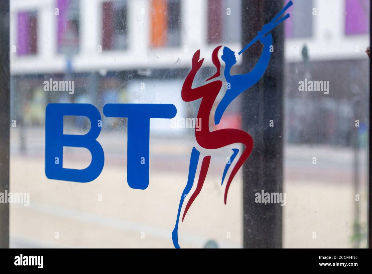 Un ancien logo de téléphone BT sur le côté de un boîtier téléphonique Banque D'Images