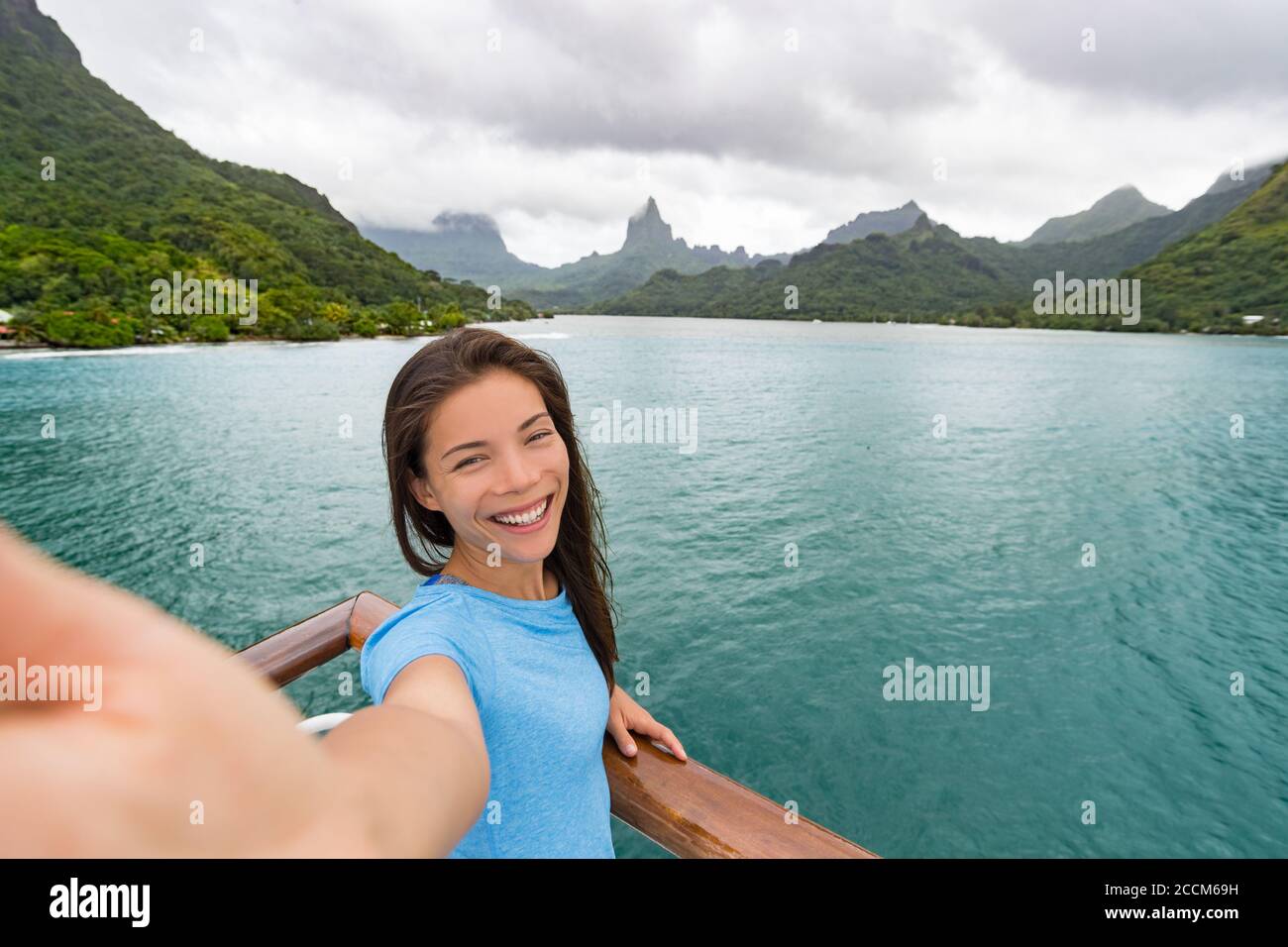 Voyage en croisière vacances de luxe à Bora Bora femme asiatique touriste prendre une photo de selfie avec le téléphone sur le pont du bateau de croisière Avec la Polynésie française Banque D'Images