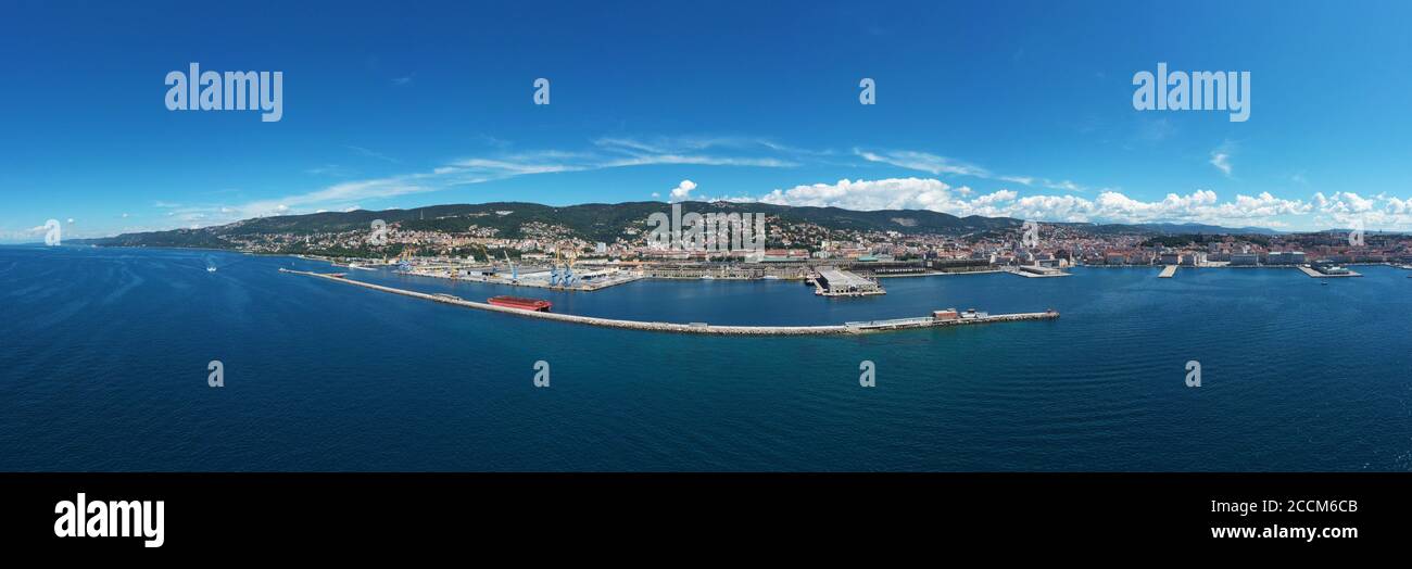 Paysage urbain panoramique d'en haut sur la ville de Trieste avec Molo Audace et Piazza Unità d Italia; paysage aérien. Banque D'Images