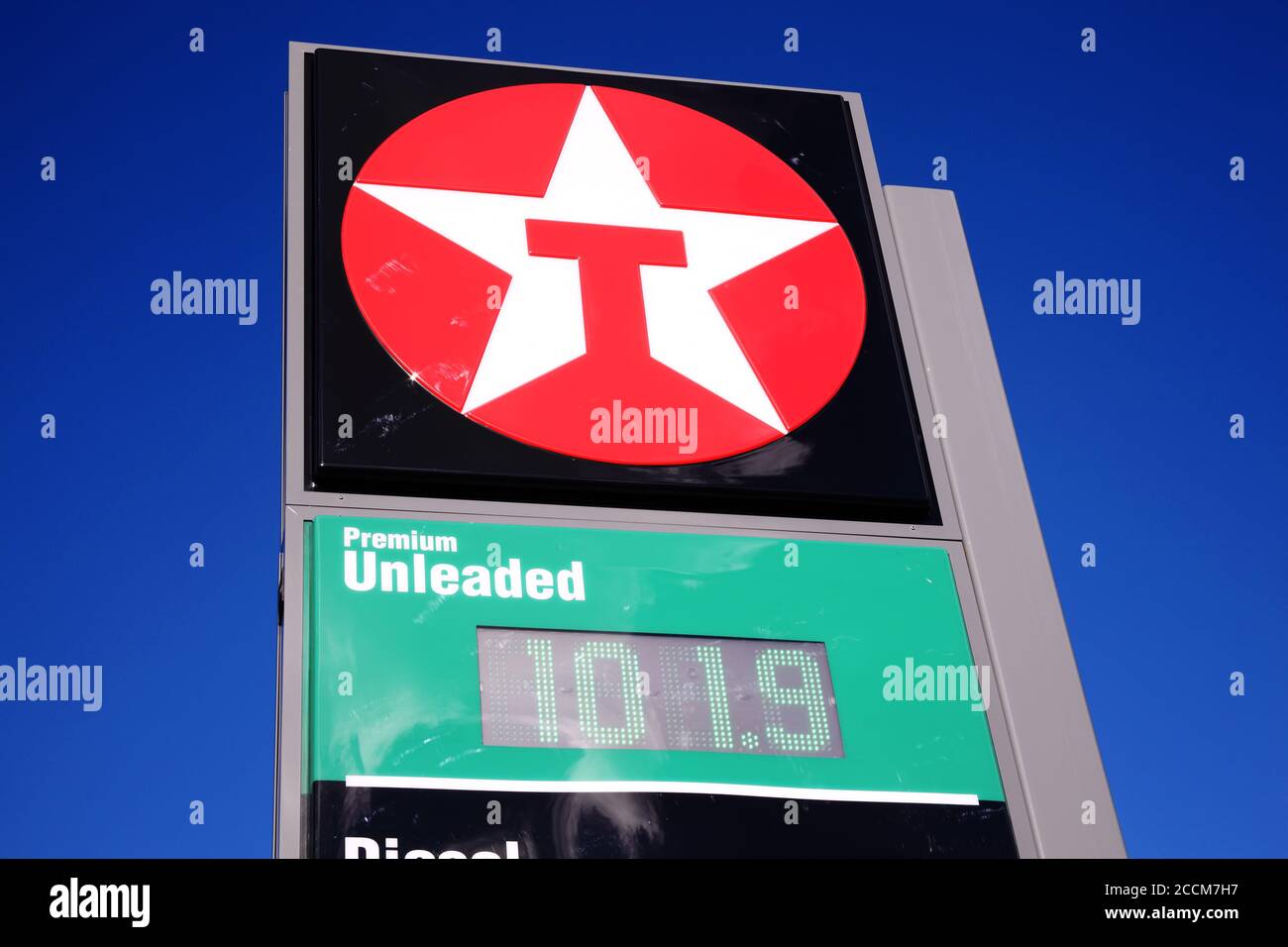 Mumbles, pays de Galles, Royaume-Uni, le 23 février 2016 : signe publicitaire du logo Texaco dans son garage de la station-service commerciale de détail montrant son stock de prix de pompe à essence Banque D'Images