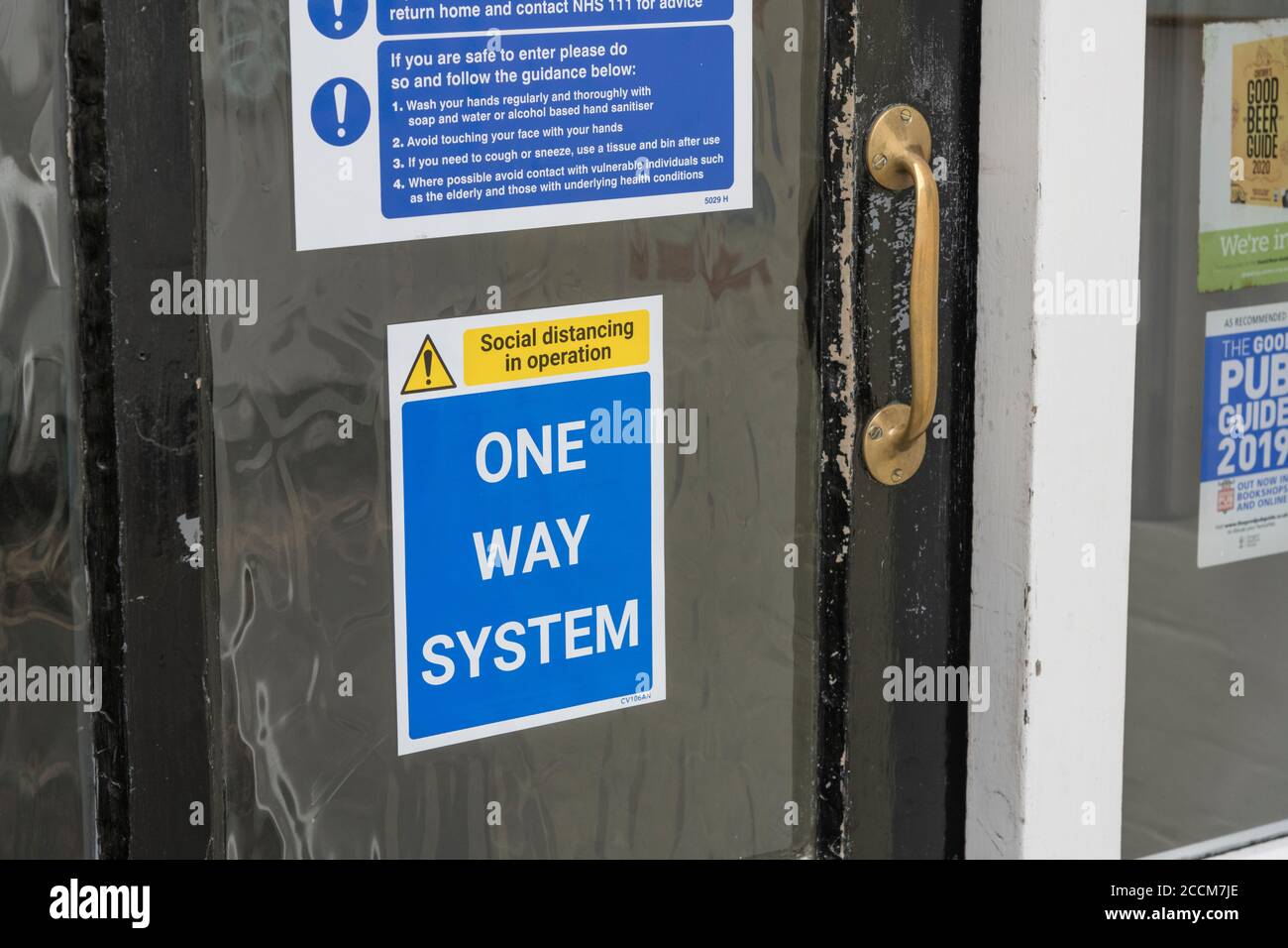 Nouvelles règles de sécurité pour les clients de Pub au Royaume-Uni après le verrouillage Covid. Signe social de distanciation sur la porte d'entrée de Globe Inn, Lostwithiel. La Grande-Bretagne post-covid Banque D'Images
