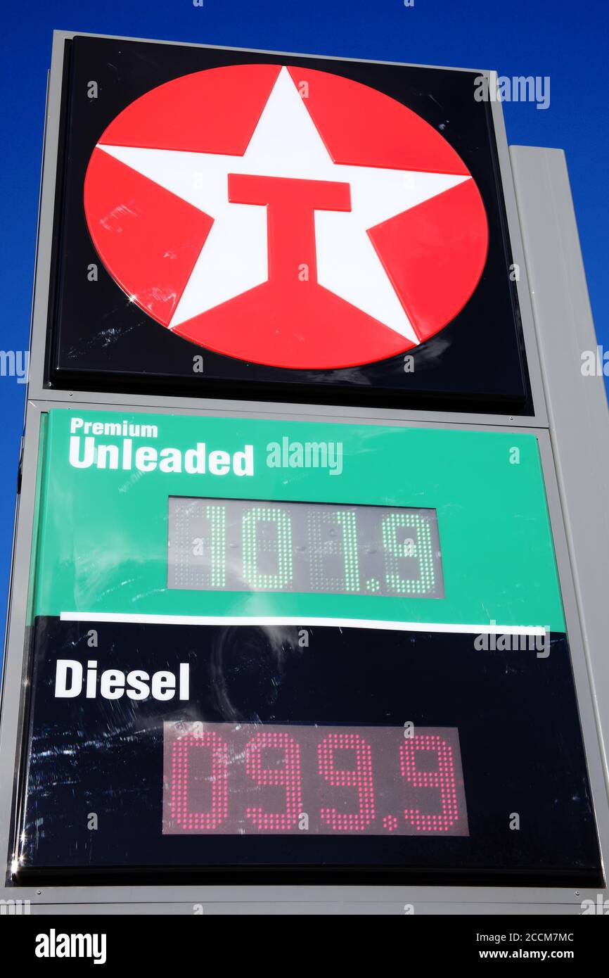 Mumbles, pays de Galles, Royaume-Uni, le 23 février 2016 : signe publicitaire du logo Texaco dans son garage de la station-service commerciale de détail montrant son stock de prix de pompe à essence Banque D'Images
