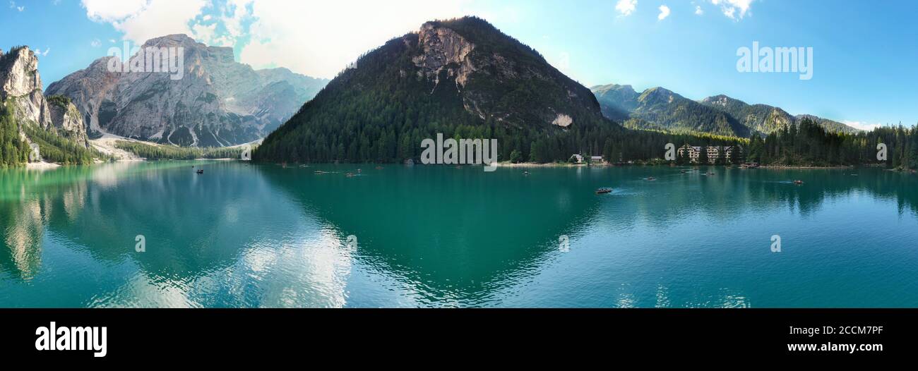 Vue panoramique d'en haut sur le lac Braies au coucher du soleil - Dolomites, Italie site touristique et point d'intérêt à visiter Banque D'Images