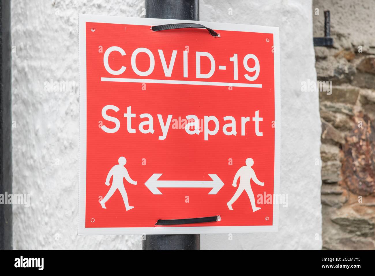 Rouge CV19 / Covid 19 signe d'avertissement social de distance dans la ville cornish de Lostwithiel. Conseils en cas de pandémie, garder en sécurité, et coronavirus UK, Royaume-Uni post-covid Banque D'Images