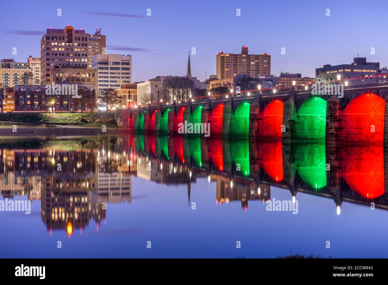 Harrisburg, Pennsylvanie, USA Skyline sur la rivière Susquehanna la nuit. Banque D'Images