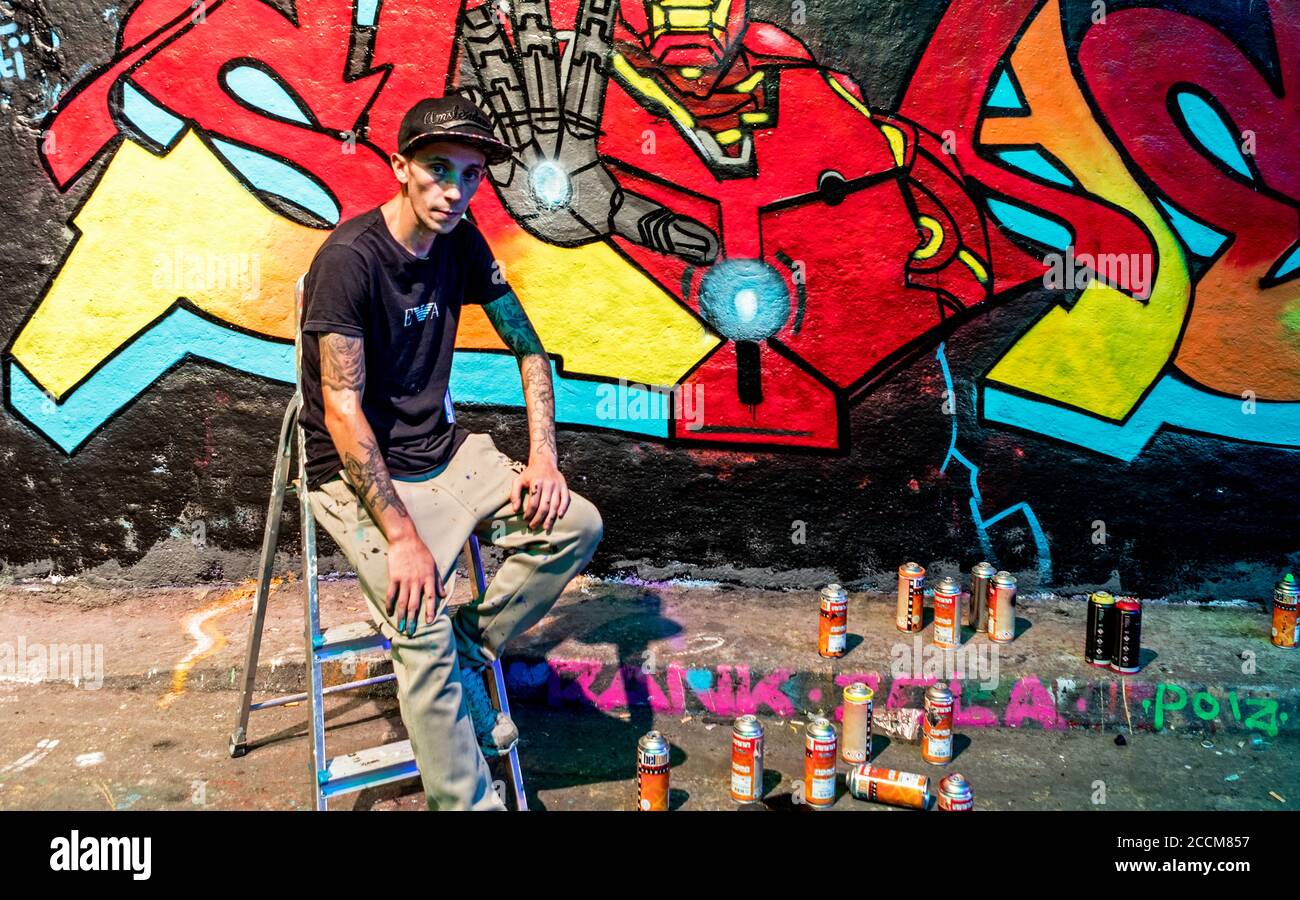 Graffiti artiste dans le tunnel à la gare de Waterloo, Londres, Royaume-Uni Banque D'Images