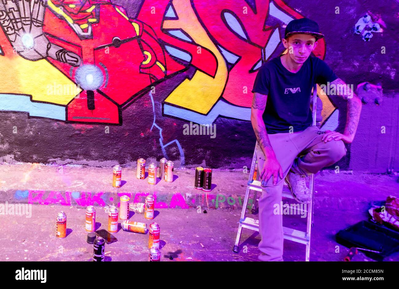 Graffiti artiste dans le tunnel à la gare de Waterloo, Londres, Royaume-Uni Banque D'Images