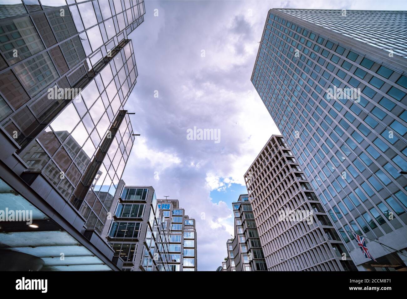 Londres - vue sur les bâtiments de bureaux en verre sur Victoria Street À Westminster Banque D'Images