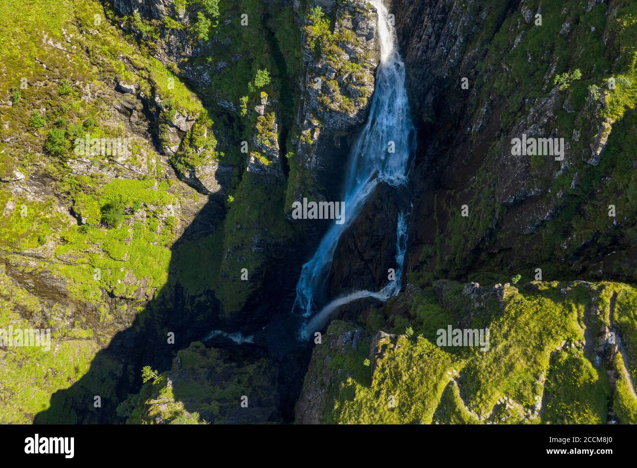 Vue aérienne des chutes de Glomach à Ross-shire, dans l'ouest de l'Écosse. L'une des plus hautes chutes d'eau du Royaume-Uni, à 113m de haut. Banque D'Images
