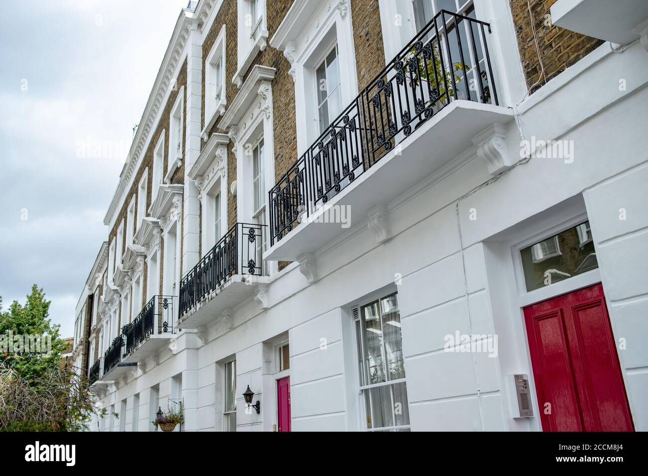 Une rangée de belles maisons en stuc blanc à Belgravia, Londres Banque D'Images