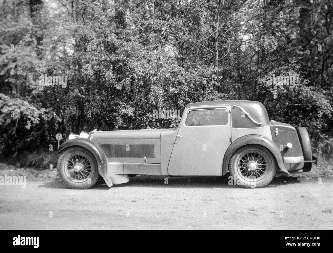 Photographie en noir et blanc vintage des années 1930 d'une voiture de sport Jaguar SS i coupé britannique. Numéro d'enregistrement GY 6926. Banque D'Images