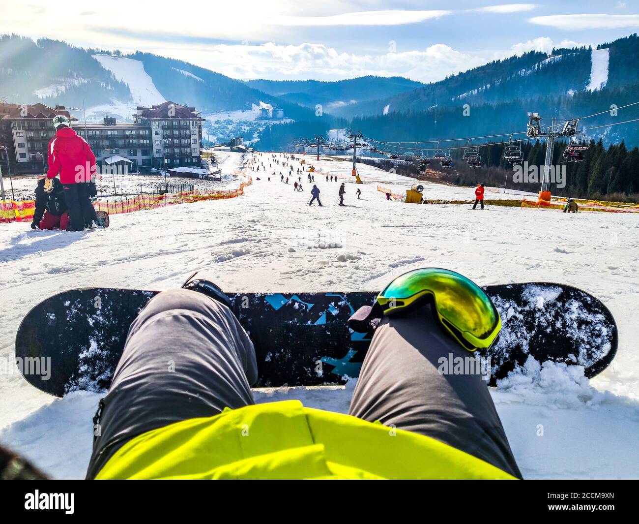concept de snowboard assis sur la colline des gens qui skent vers le bas  Photo Stock - Alamy