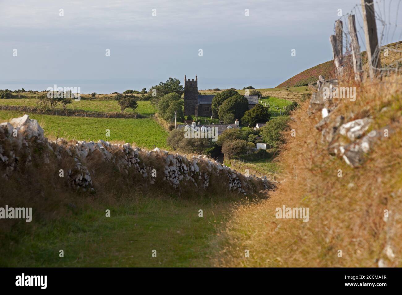 Ancien sentier de randonnée vers le sentier côtier du Sud-Ouest et l'église évangéliste Saint-Jean, Countisbury, dans le Nord du Devon Banque D'Images