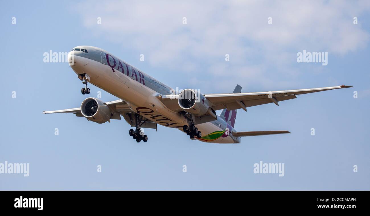 Qatar Airways Boeing 777 A7-BAX sur l'approche finale de Londres-Heathrow Aéroport LHR Banque D'Images