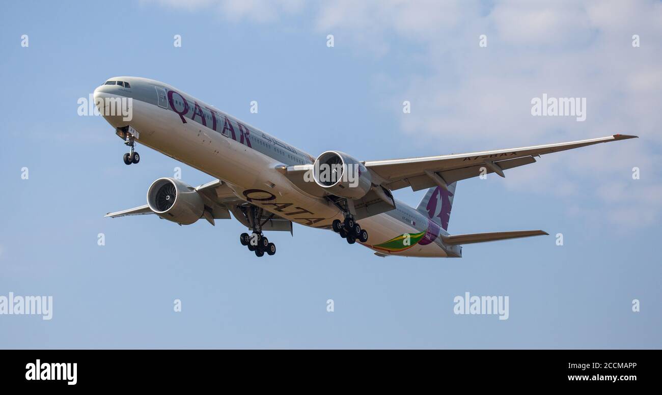 Qatar Airways Boeing 777 A7-BAX sur l'approche finale de Londres-Heathrow Aéroport LHR Banque D'Images