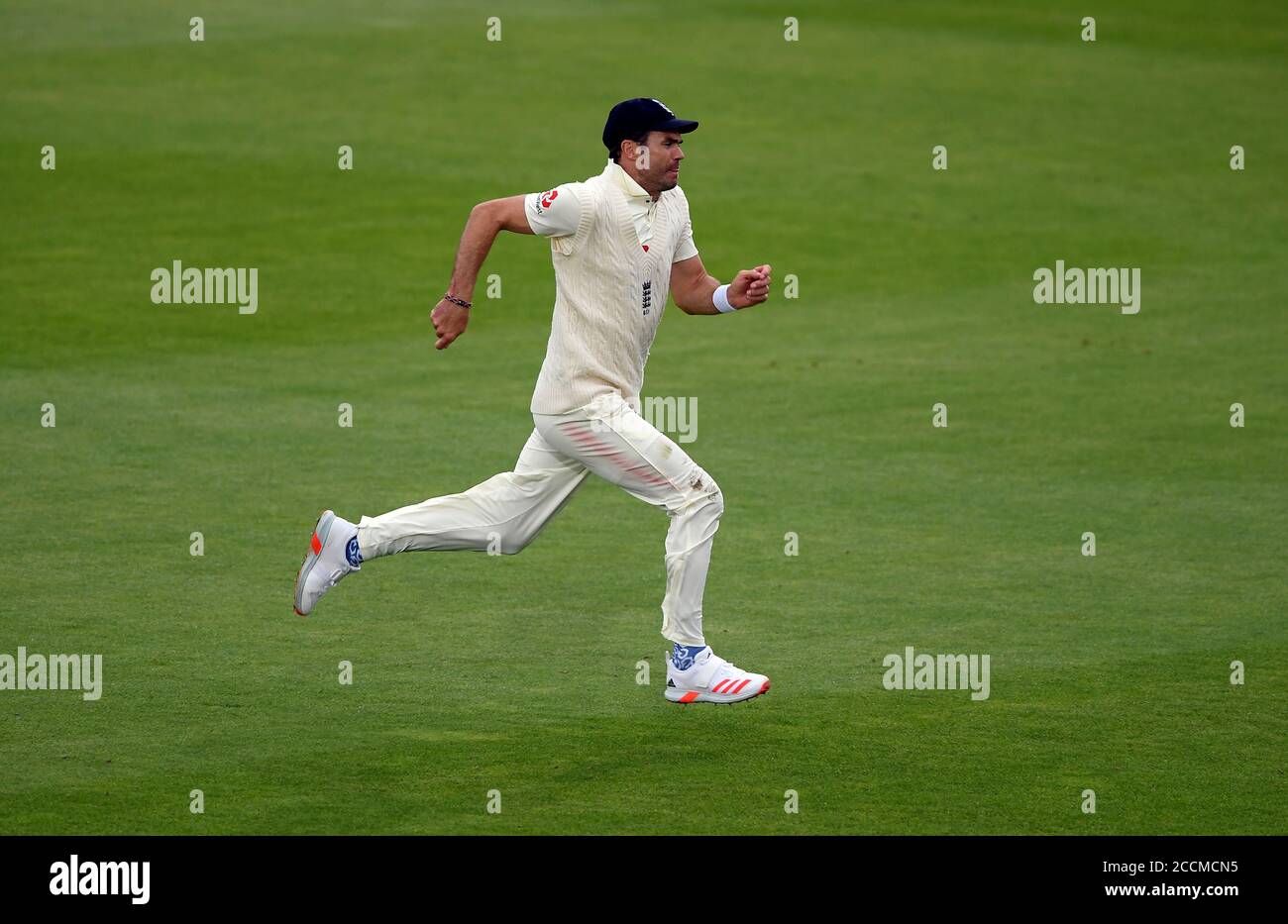 James Anderson, en Angleterre, a taqué le ballon lors de la troisième journée du troisième match de test au Ageas Bowl, à Southampton. Banque D'Images