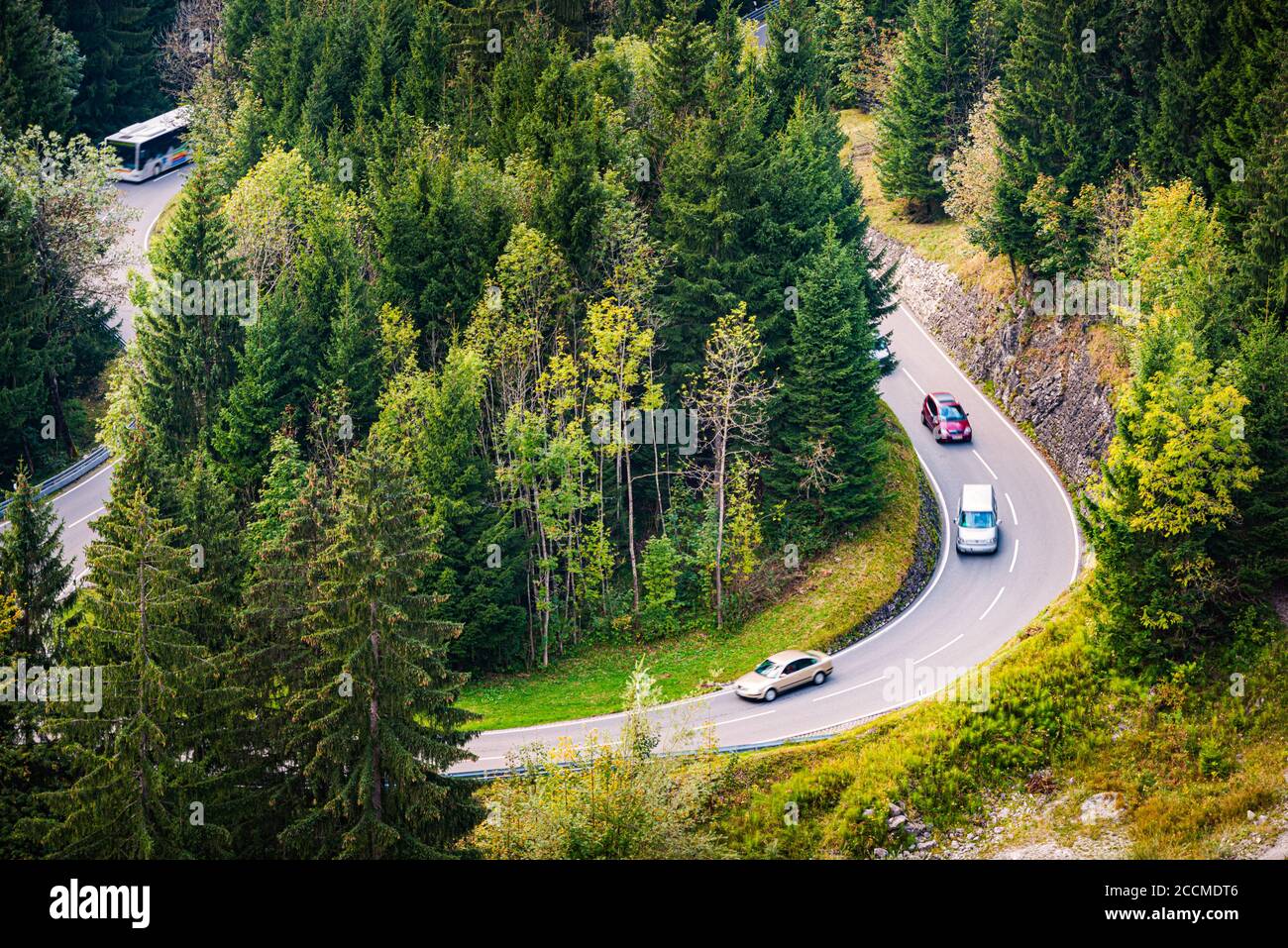 Voiture dans les montagnes de Bavière, Allemagne, Europe. Déplacement automatique. Banque D'Images