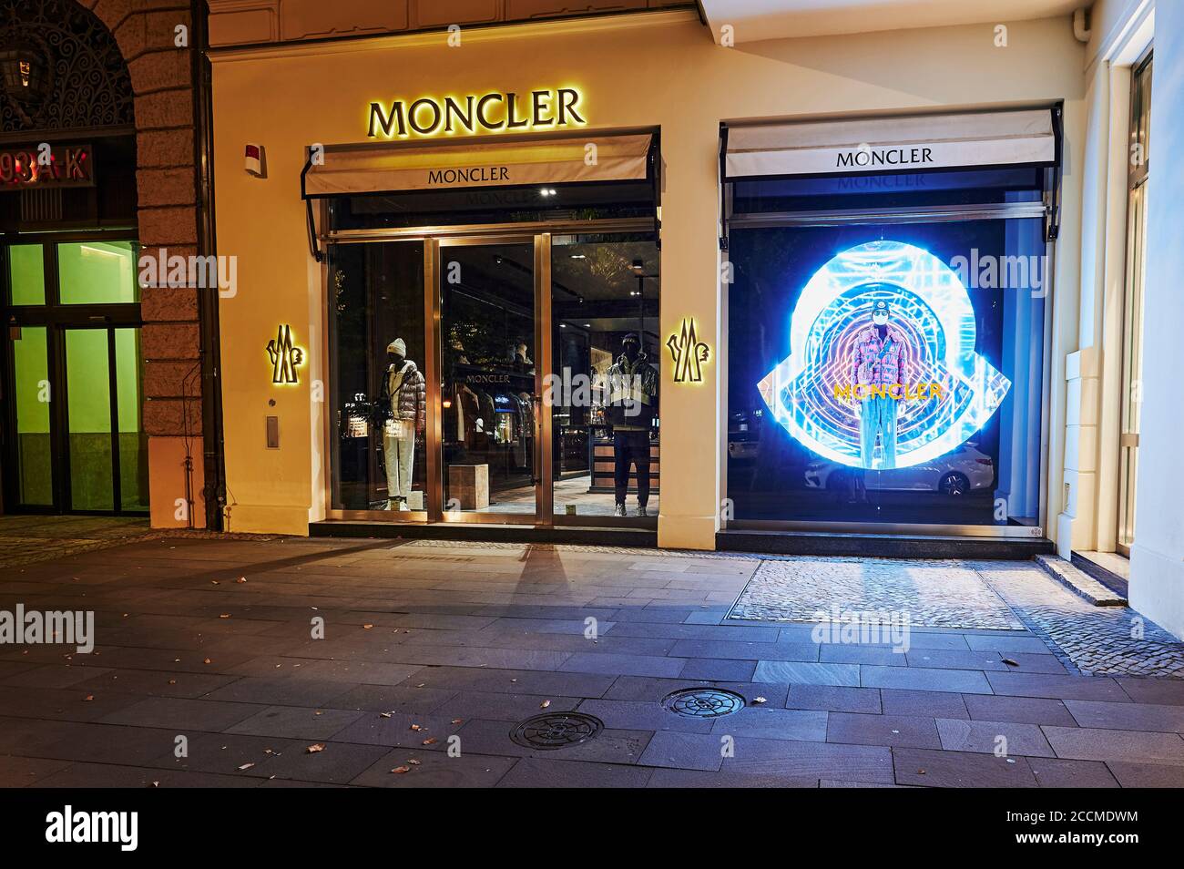 Moncler shop window Banque de photographies et d'images à haute résolution  - Alamy