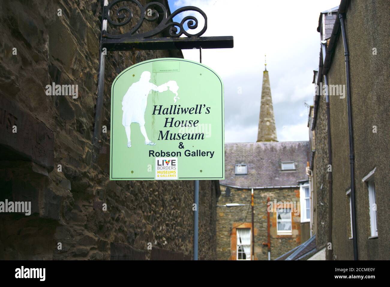 Panneau devant le musée de la Maison Halliwell et la galerie Robson, avec la tour de l'horloge de la salle d'audience de Sir Walter Scott visible au loin. Banque D'Images