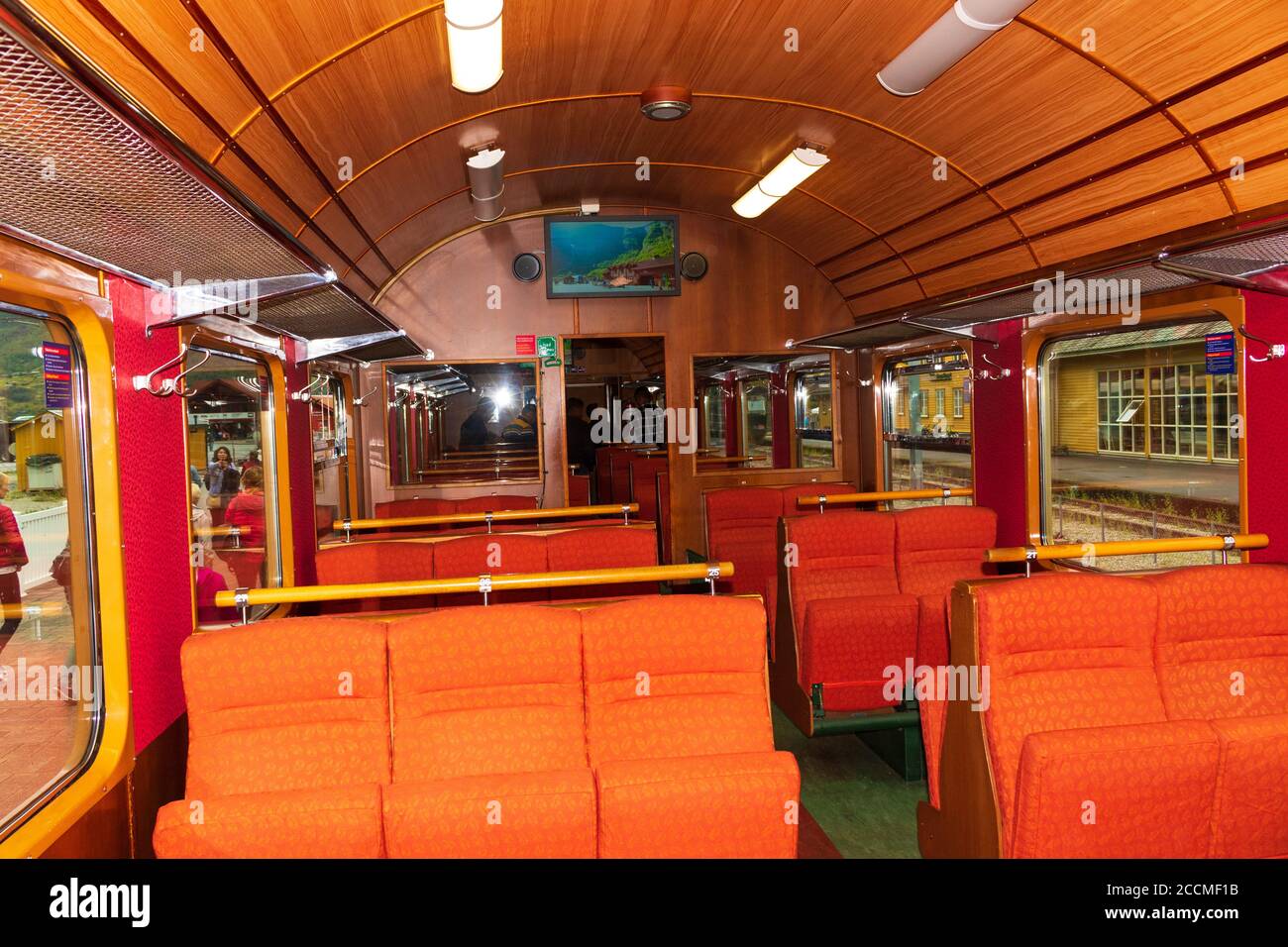 Gare et train de Flam Line, la ligne Flam Line est une ligne de chemin de fer de 20.2 kilomètres de long entre Myrdal et Flåm dans la municipalité d'Aurland, comté de Vestland, en Norvège. Banque D'Images