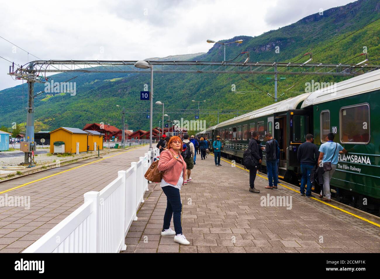 Gare et train de Flam Line, la ligne Flam Line est une ligne de chemin de fer de 20.2 kilomètres de long entre Myrdal et Flåm dans la municipalité d'Aurland, comté de Vestland, en Norvège. Banque D'Images