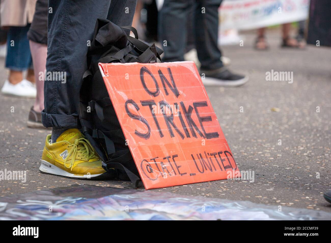 Bannière « On Strike » au pied d'un manifestant à l'extérieur de Tate Modern. Banque D'Images