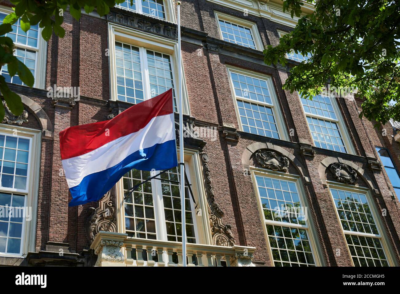 Pendant le jour du souvenir national, le 4 mai, le drapeau néerlandais est suspendu à mi-mât. Banque D'Images
