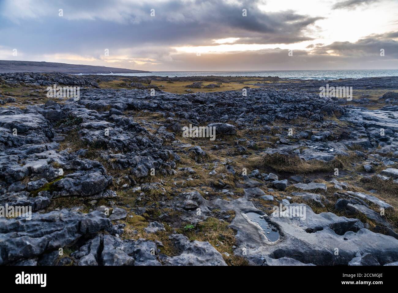 Paysage karstique du Burren au coucher du soleil dans le comté de Clare, province de Munster, bordé à l'ouest par l'océan Atlantique, sur la côte de l'Irlande Banque D'Images