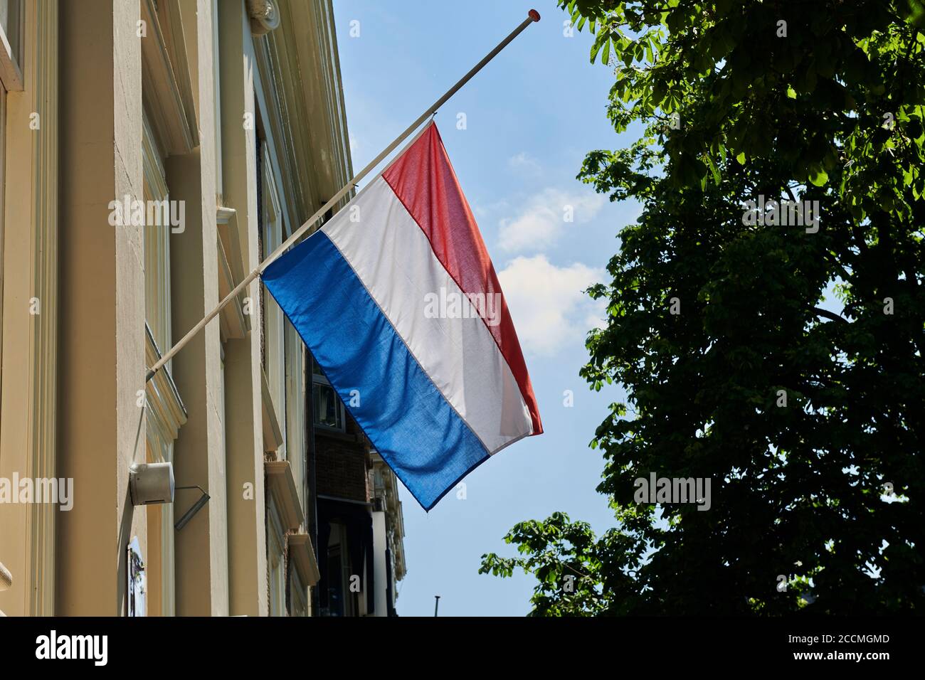 Pendant le jour du souvenir national, le 4 mai, le drapeau néerlandais est suspendu à mi-mât. Banque D'Images