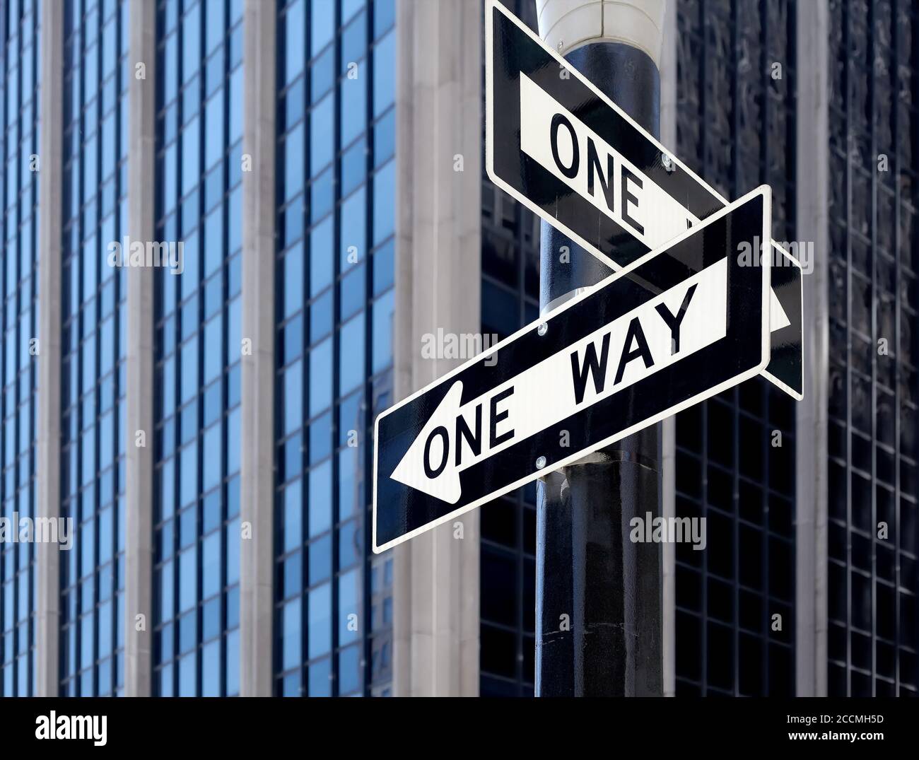 Panneaux de signalisation à sens unique dans la ville de New York, Focus sélectif, USA. Banque D'Images