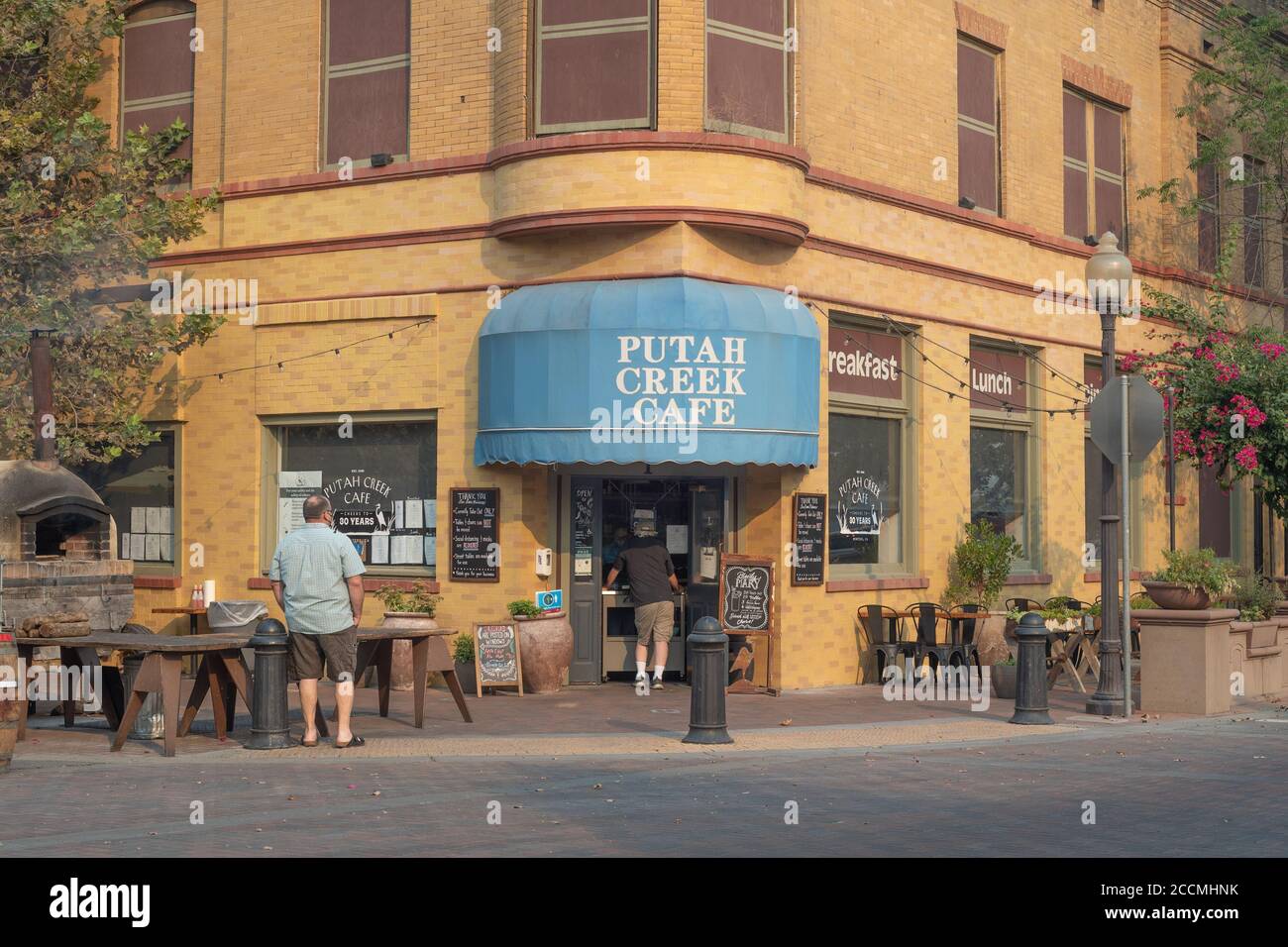 Hivers, Californie, États-Unis, 23 août 2020. Les clients portant des revêtements de visage en ligne devant le café Putah Creek pour le petit-déjeuner à emporter Banque D'Images