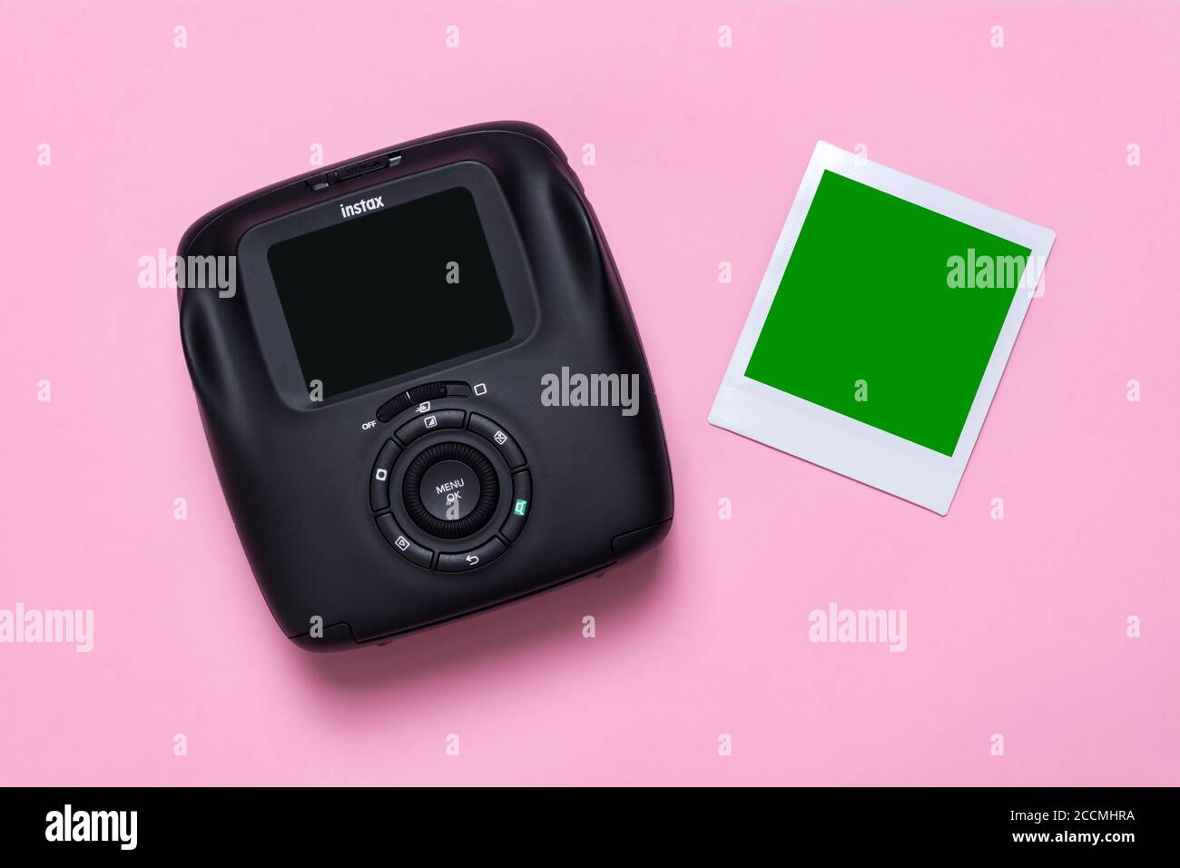 Kiev, Ukraine - 25 mai 2020: Fujifilm Instax Sq 20 Noir sur fond rose avec maquette de carte photo Banque D'Images