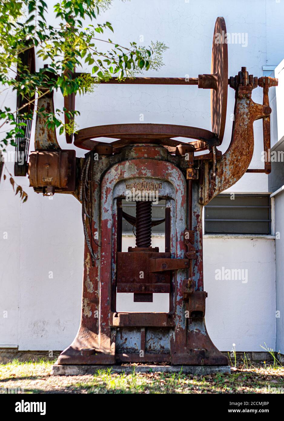 Dutrannoit Charleroi presse vintage 120 tonnes à partir de 1910 dans l'état rouillé situé dans le Parque industriel Celeirós, Braga, Portugal Banque D'Images