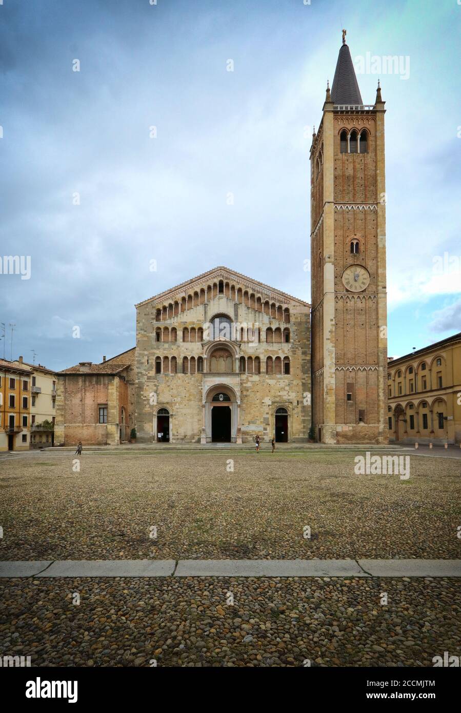 Parme, vue sur la cathédrale romane et le clocher de la place duomo, Emilia Romagna, Italie, patrimoine mondial de l'unesco Banque D'Images