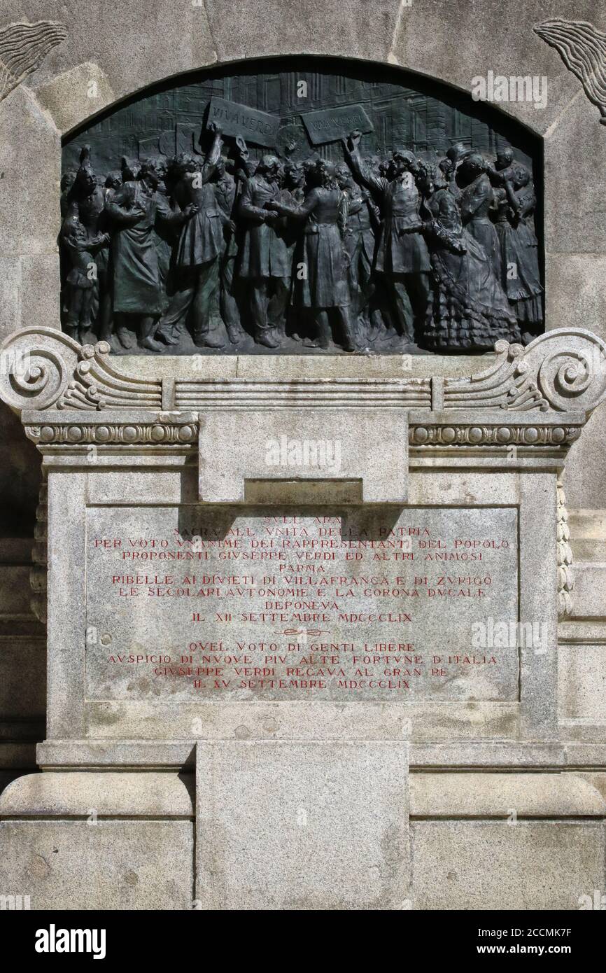 Parme, Emilia Romagna, Italie, vue de face détaillée du monument Giuseppe Verdi, site classé au patrimoine mondial de l'UNESCO Banque D'Images