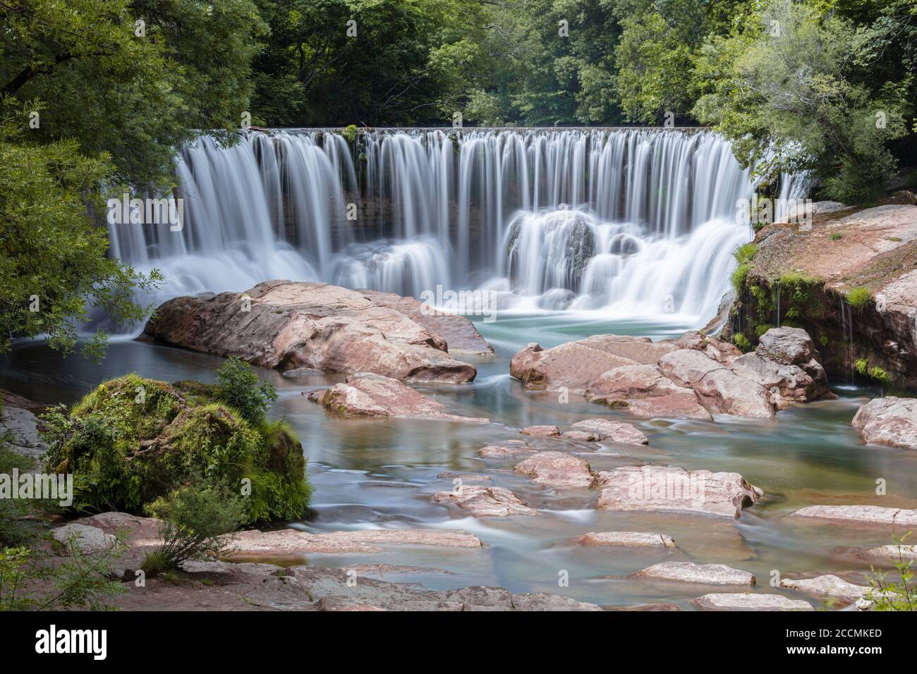 Début juin à la Cascade de Saint Laurent le minier, les eaux se déverse sur la chute d'eau modifiée pour contrôler le débit de la rivière vis Banque D'Images