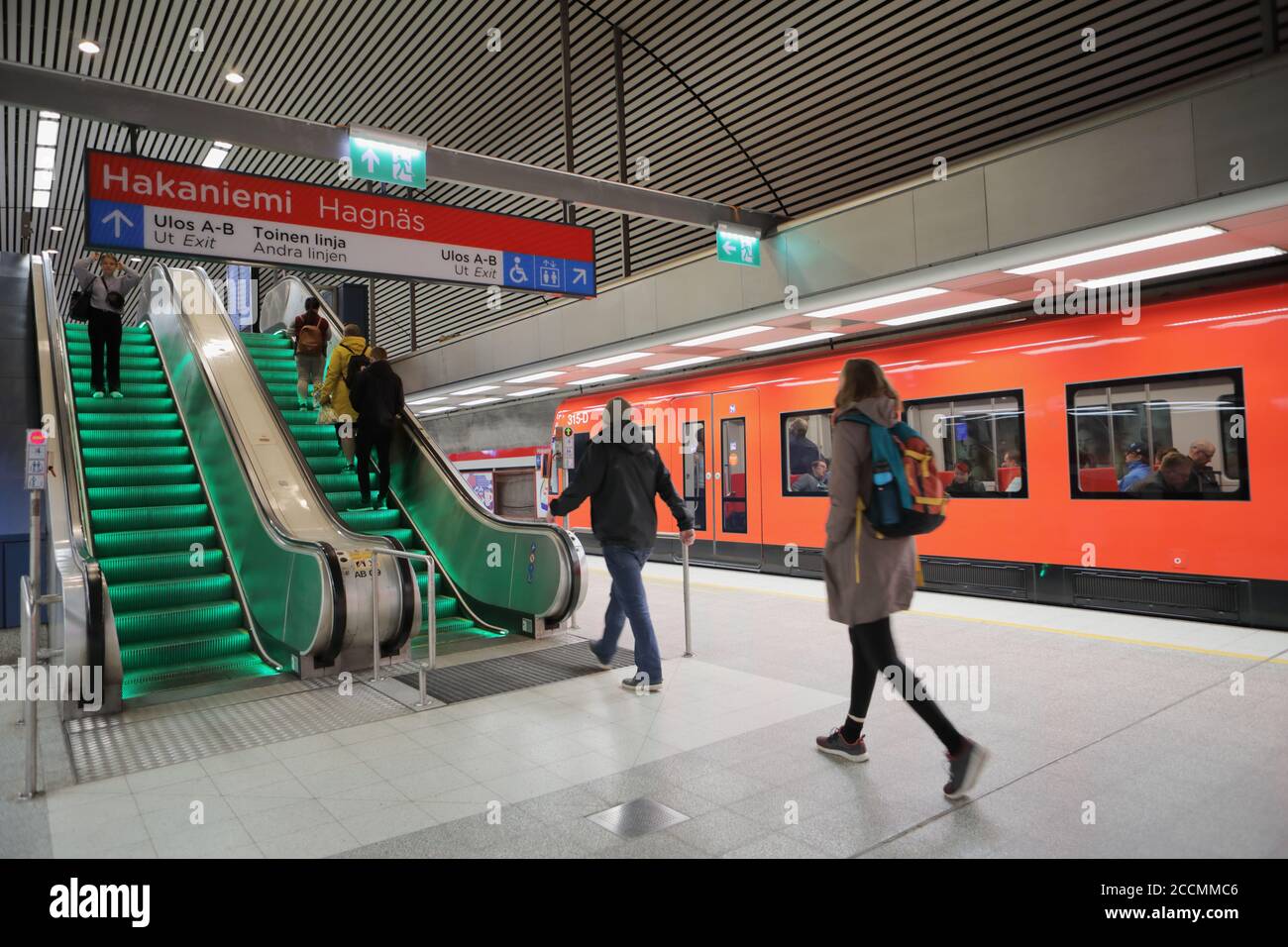 Les gens de la station de métro Hakaniemi sur le métro d'Helsinki, Helsinki, Finlande. La station a été ouverte le 1er juin 1982 Banque D'Images Les gens de la station de métro Hakaniemi sur le métro d'Helsinki, Helsinki, Finlande. La station a été ouverte le 1er juin 1982 Banque D'Images