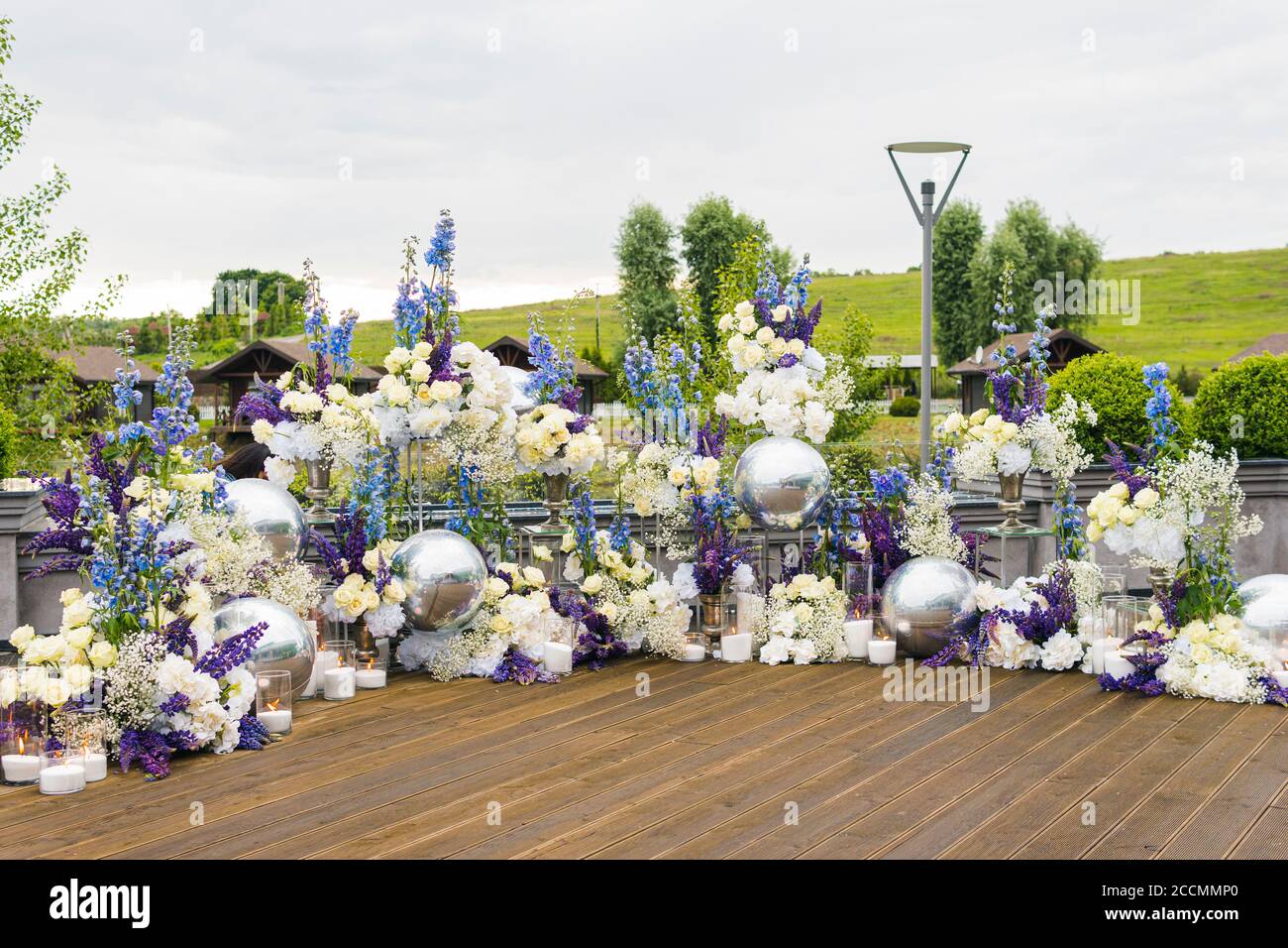 Réception de mariage avec fleurs blanches, blu et violettes et bougies, à l'extérieur. Élégante décoration de mariage de luxe sur le lieu de cérémonie ou photo zo Banque D'Images