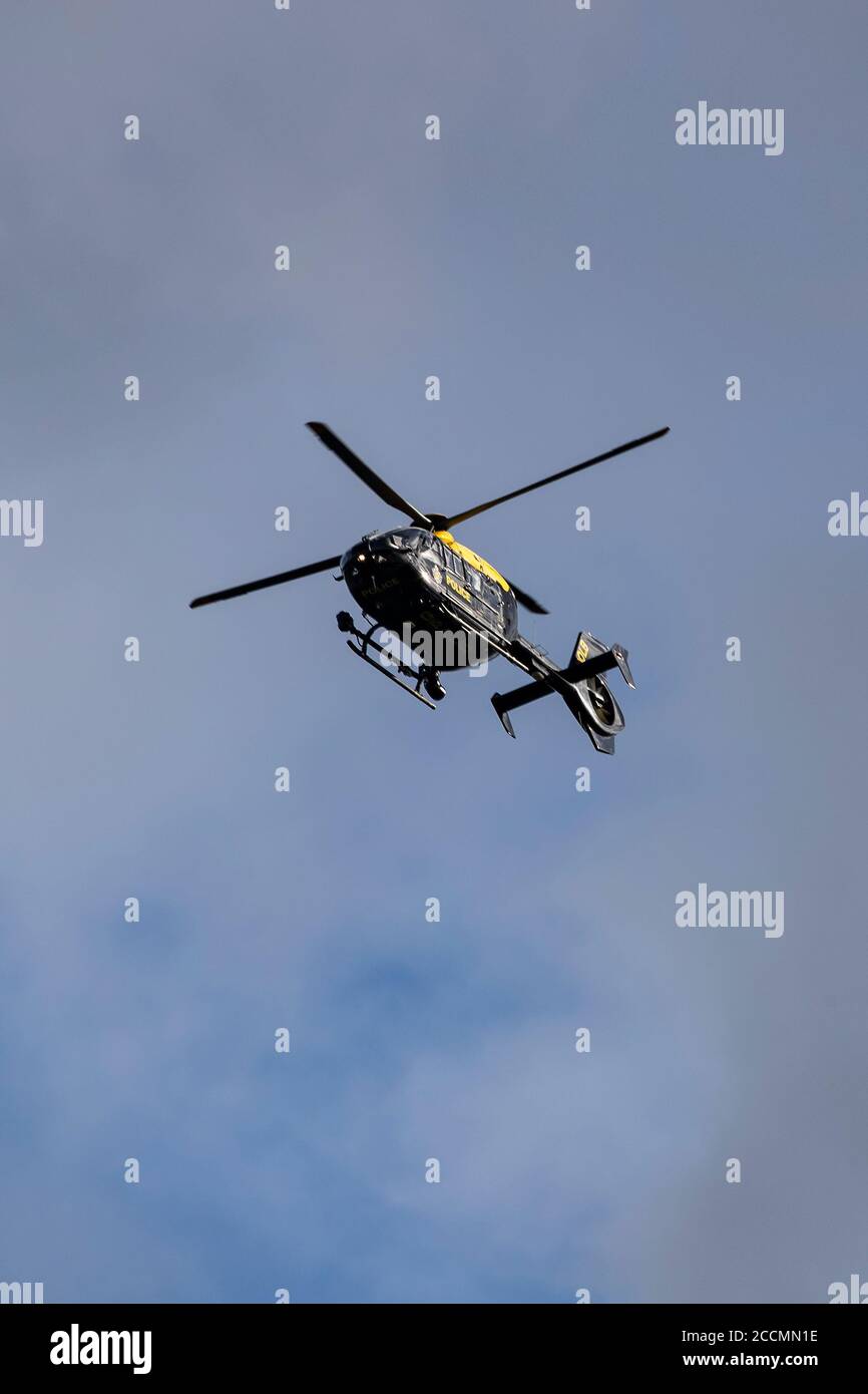 West Yorkshire EC35 police hélicoptère marque d'enregistrement GPOLB survolant le village de Kirkheaton, Huddersfield - National police Air Service Banque D'Images