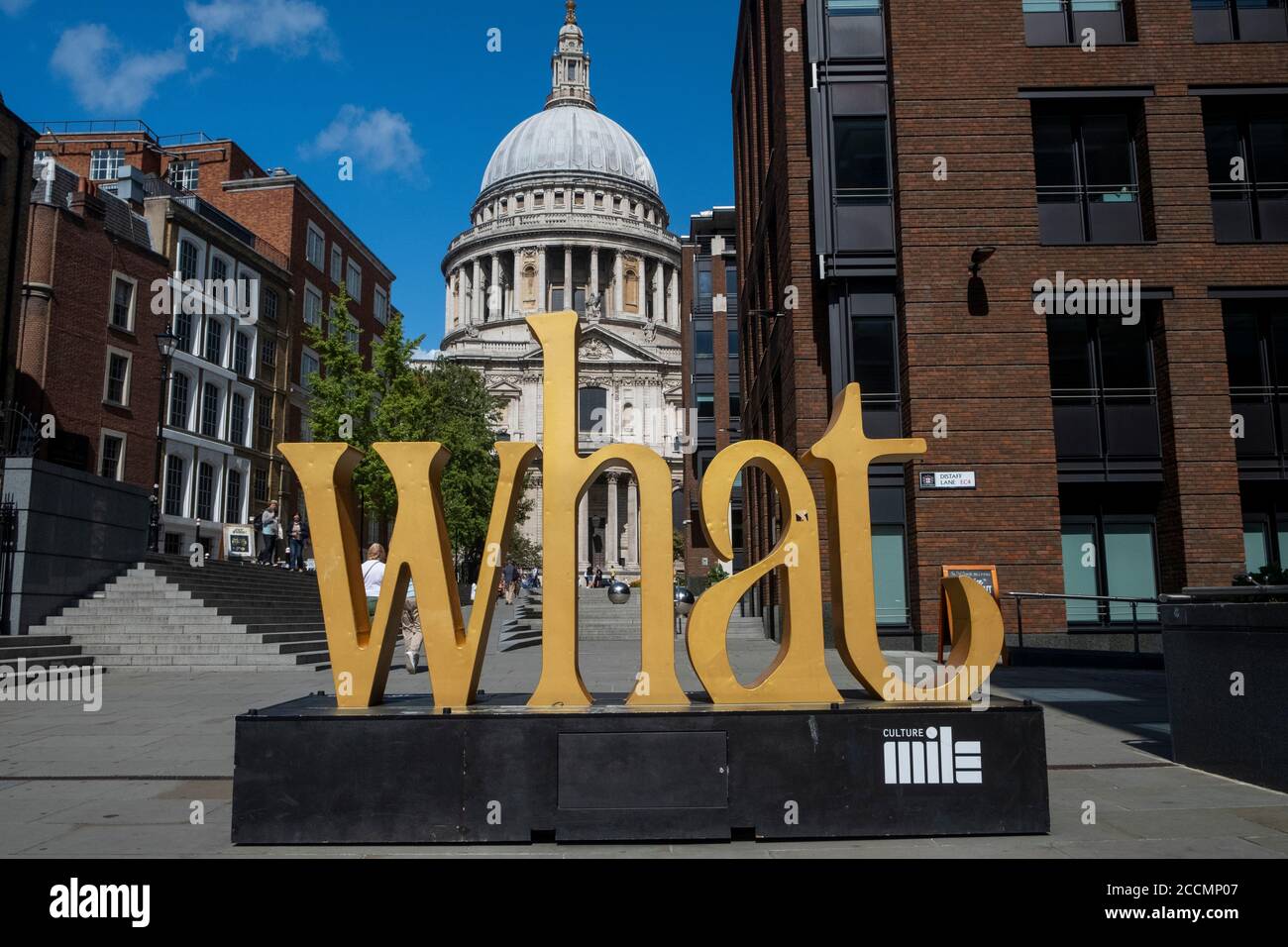 Questions, « What » Word - installation d'art moderne à l'extérieur de la cathédrale St Pauls, dans le centre de Londres Banque D'Images
