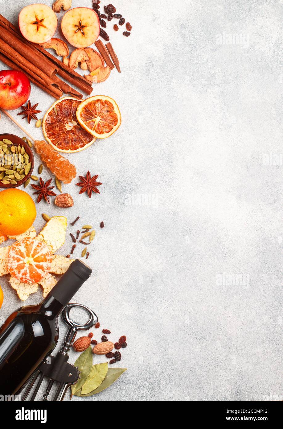 Ingrédients pour la préparation du vin chaud - une bouteille de vin rouge, de cassonade, de mandarines, d'oranges, de pommes, de raisins secs et d'épices - cannelle, clous de girofle, St Banque D'Images