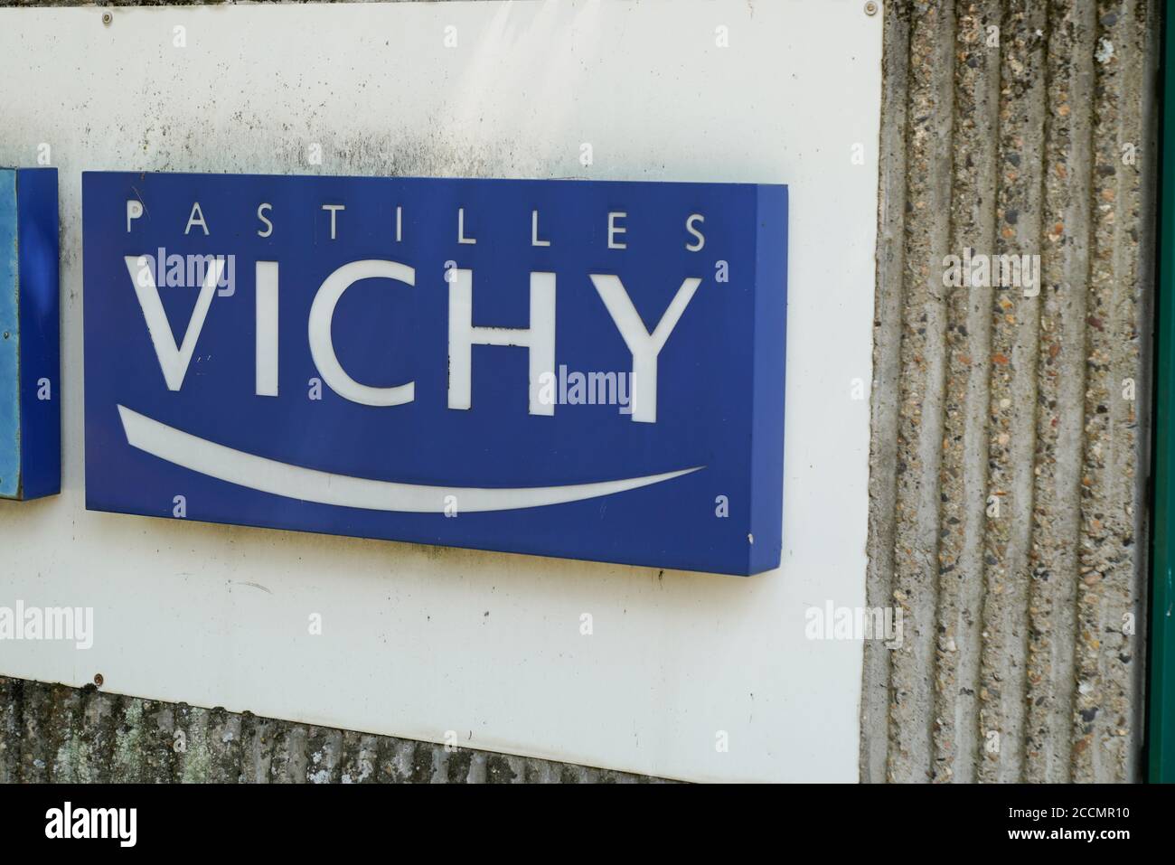 vichy , Auvergne / France - 08 16 2020 : pastilles Vichy lozenges avec logo et signe et texte devant l'entrée de l'usine Banque D'Images