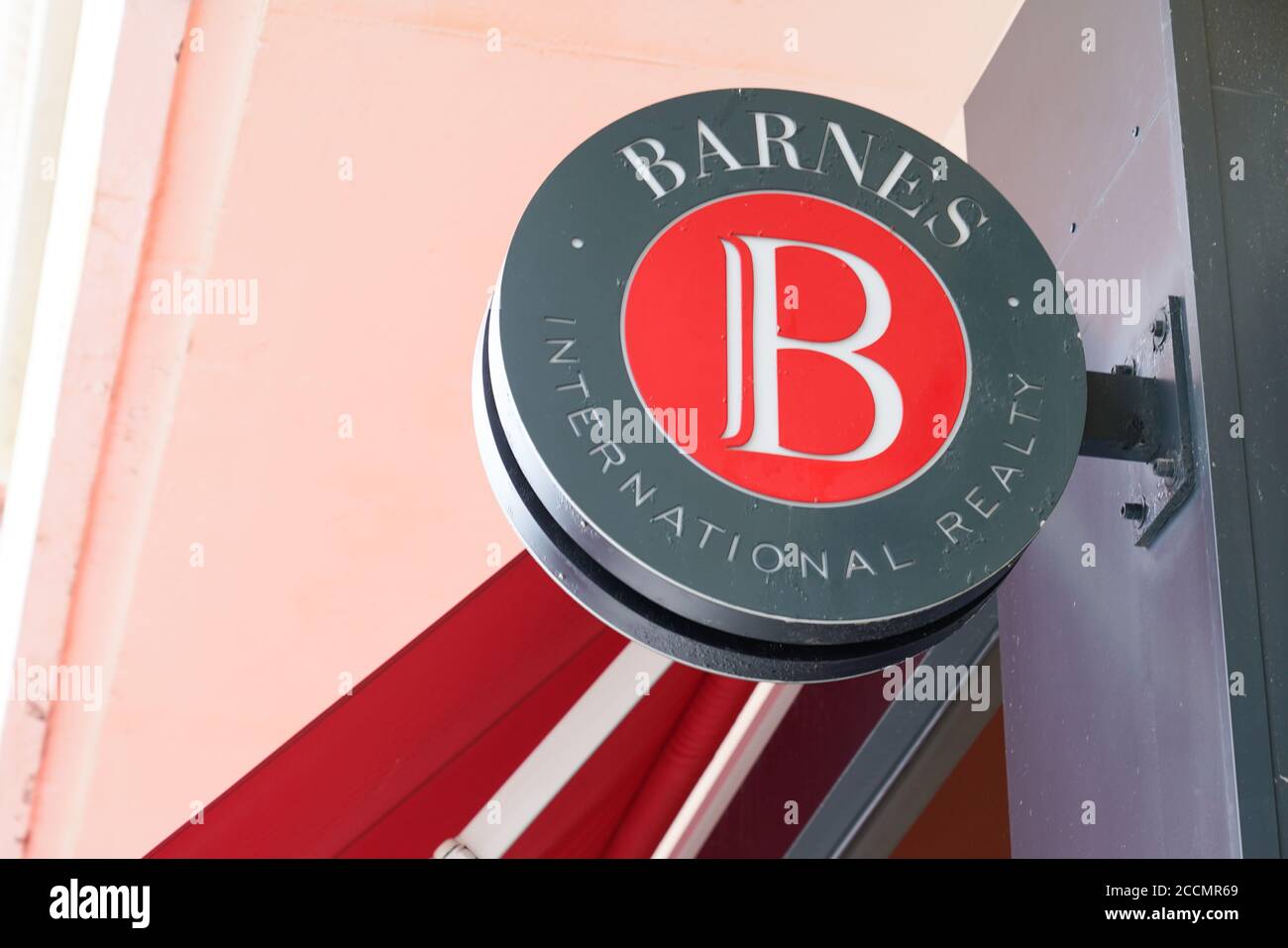 Bordeaux , Aquitaine / France - 08 16 2020 : LOGO BARNES et signe de l'agence immobilière International Realty Banque D'Images