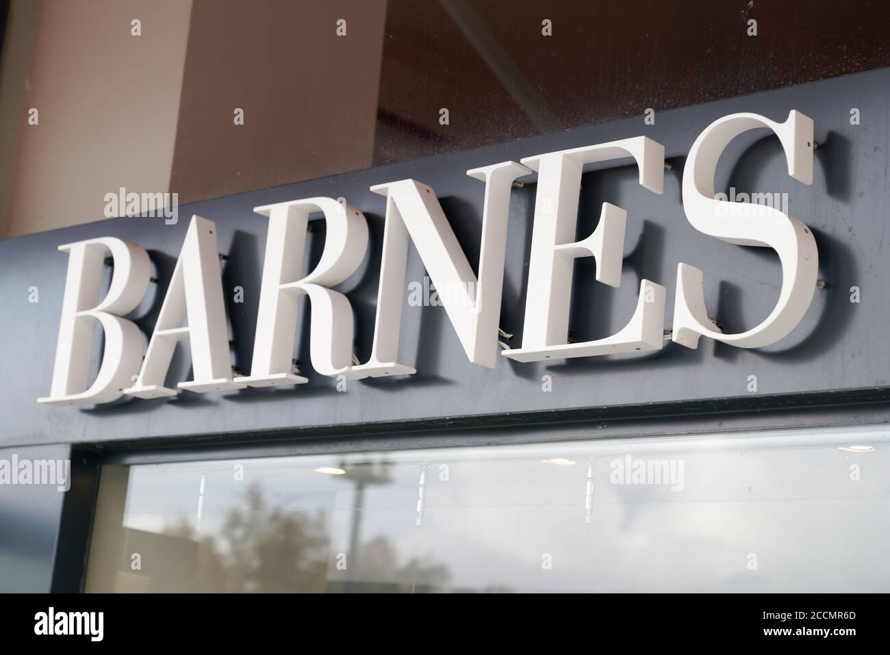 Bordeaux , Aquitaine / France - 08 16 2020 : logo Barnes et signature textuelle du consultant immobilier de Realty global agence de services immobiliers de luxe Banque D'Images