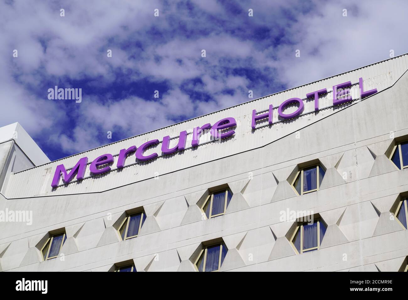 Bordeaux , Aquitaine / France - 08 16 2020 : texte et logo de l'hôtel mercure sur la façade du bâtiment dans un ciel bleu nuageux Banque D'Images