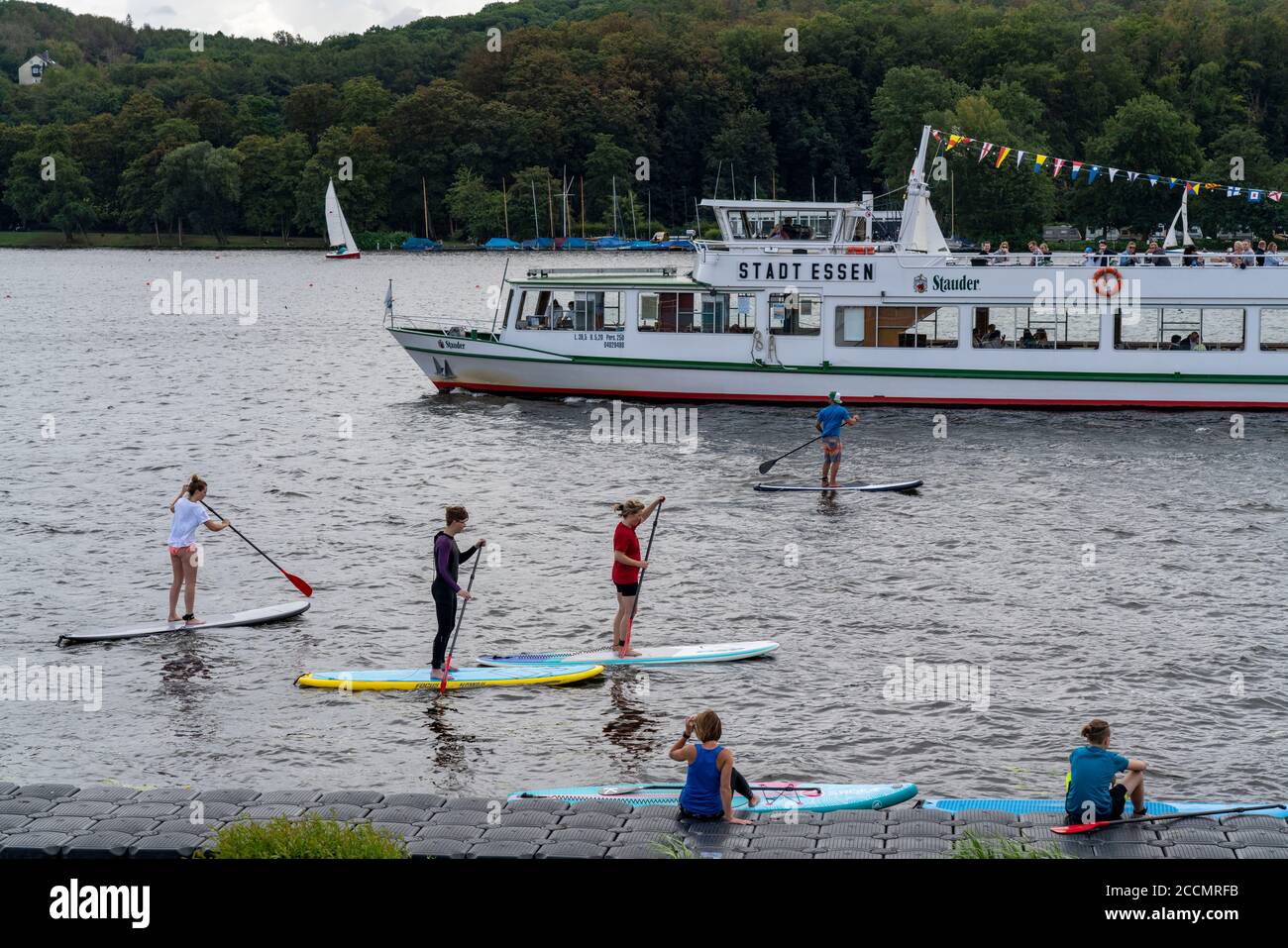 Baldeneysee, voilier, stand up paddler, bateau d'excursion de la flotte blanche, Essen, NRW, Allemagne Banque D'Images