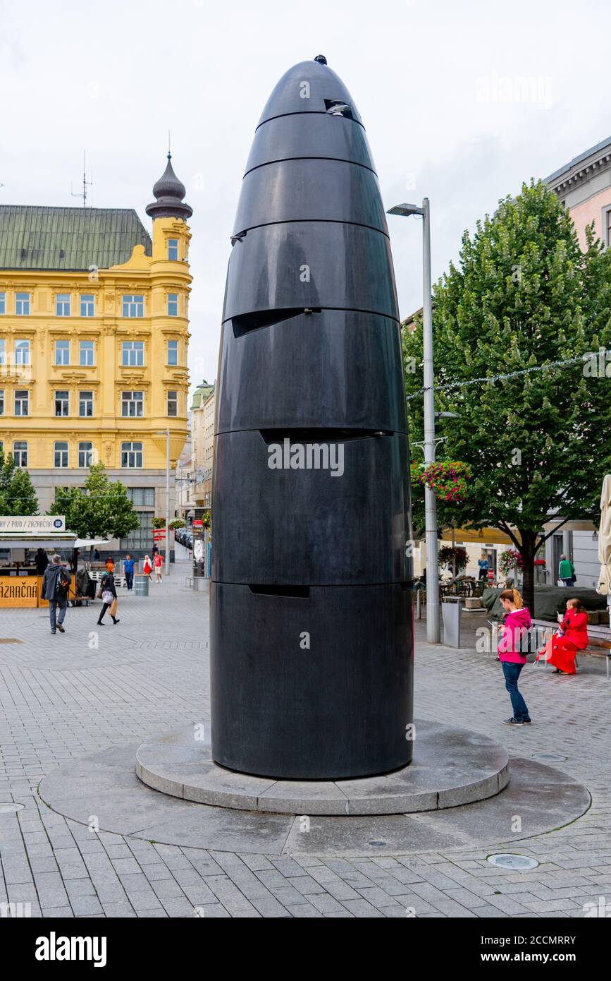 BRNO, RÉPUBLIQUE TCHÈQUE - 19 JUIN 2020: Bizarre horloge astronomique noire. L'art moderne dans le centre-ville, Brno, République tchèque. Banque D'Images