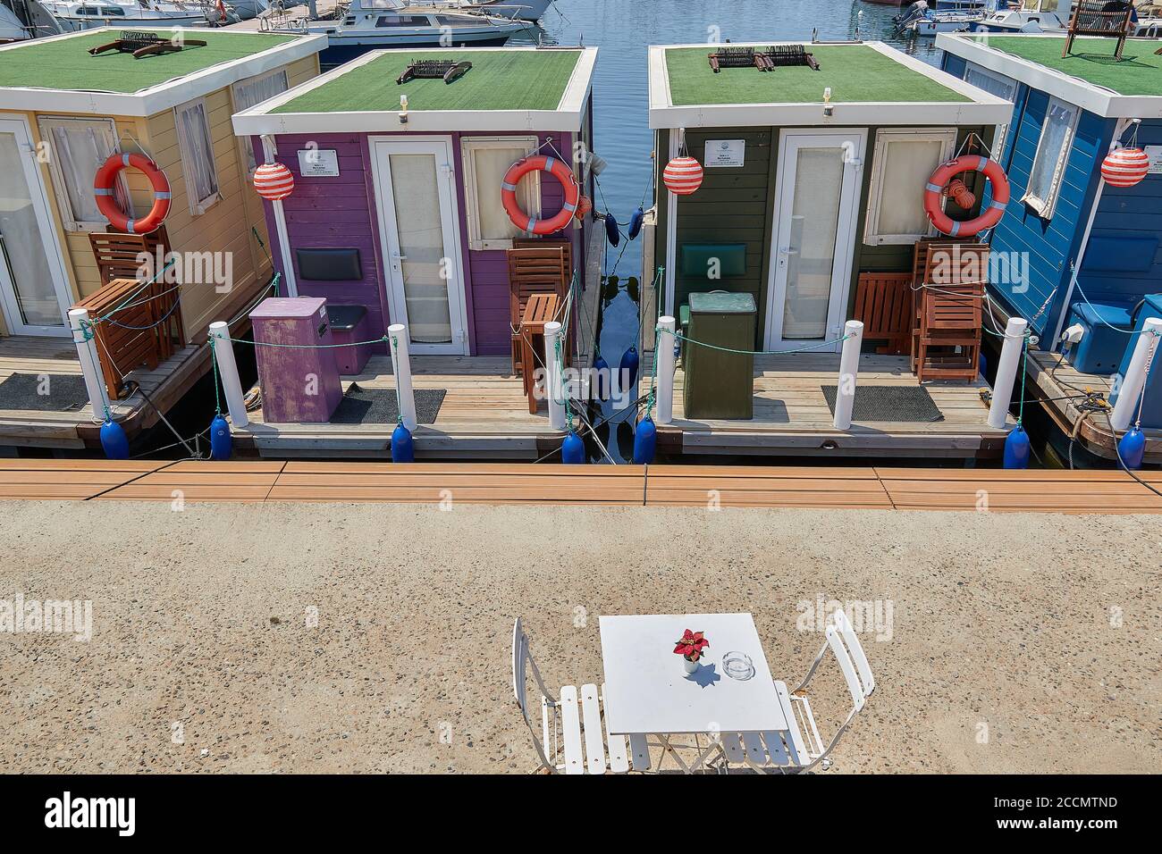 Maisons avec chalets à louer flottant sur la baie de la mer tyrrhénienne à Cagliari Italie Banque D'Images Maisons avec chalets à louer flottant sur la baie de la mer tyrrhénienne à Cagliari Italie Banque D'Images