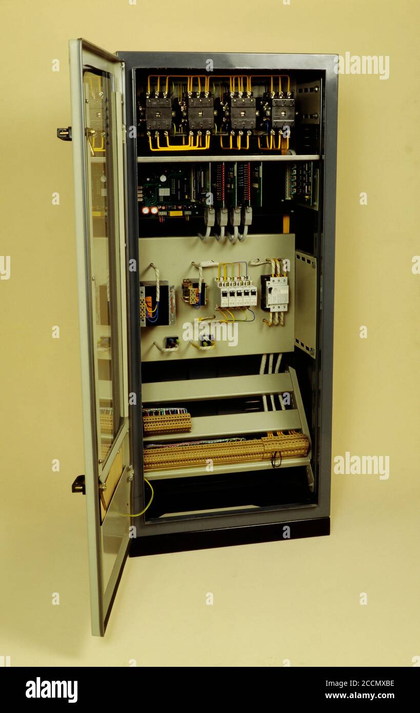 Unités de commande pour ascenseurs modernes entièrement électroniques. Système électronique fournissant la puissance des ascenseurs. Banque D'Images Unités de commande pour ascenseurs modernes entièrement électroniques. Système électronique fournissant la puissance des ascenseurs. Banque D'Images
